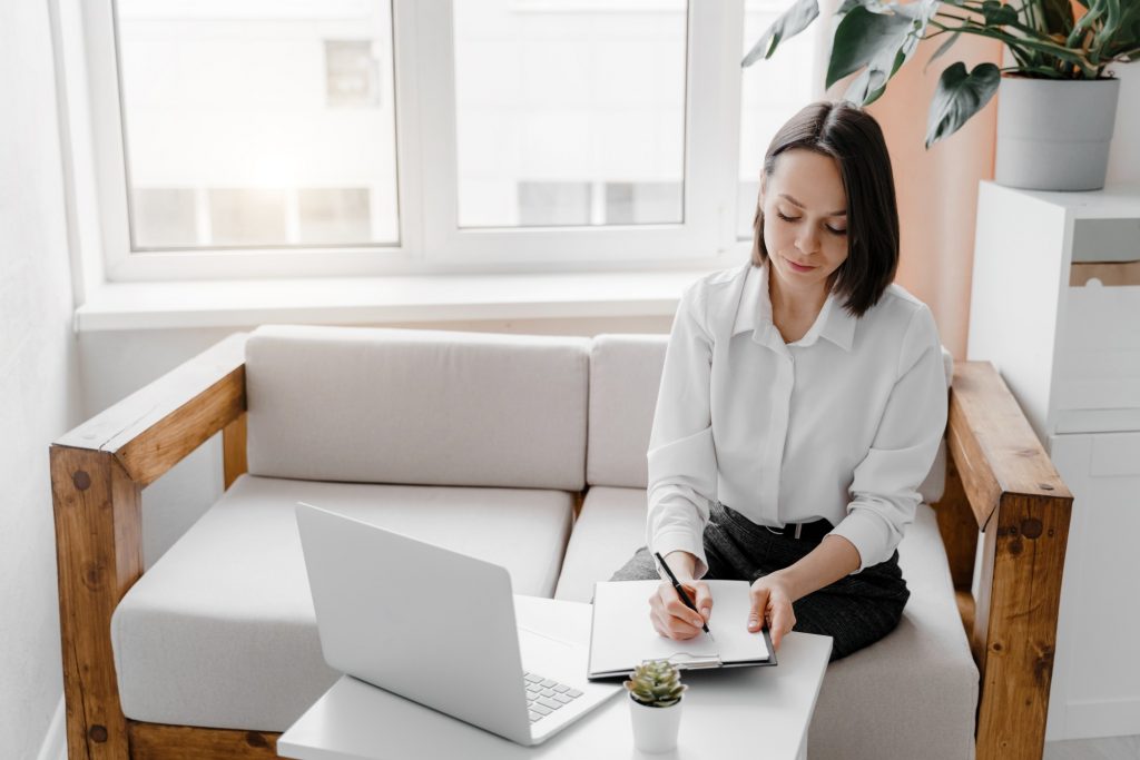 job seeker choosing the right resume format before searching for jobs